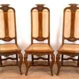 3 Barock-Stühle, Eiche intarsiert, Sitz und Rückenlehne mit Rattangeflecht, 4 verstrebte Beine, mit geschnitztem Muscheldekor, restauriert, 190x44x45 cm - photo 1