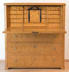 Biedermeier-Sekretär, Birke furniert, 3 Schubladen, darüber gerade Schreibplatte, dahinter 18 Schubfächer und Mitteltür, leichte Gebrauchspuren, 128x117x48 cm