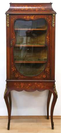 Vitrine, Frankreich, 19. Jh., Mahagoni furniert, floral intarsiert, Bronzeappliken, 1-türiger, 3-seitig verglaster Korpus auf hohen geschwungenen Beinen, 165x68 cm - photo 1