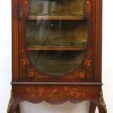 Vitrine, Frankreich, 19. Jh., Mahagoni furniert, floral intarsiert, Bronzeappliken, 1-türiger, 3-seitig verglaster Korpus auf hohen geschwungenen Beinen, 165x68 cm - photo 1