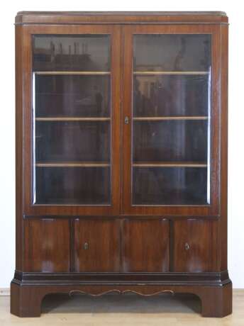 Art-Deko-Vitrine, Palisander furniert, 2-türiger Korpus mit facettiertem Glas, unter Türen 2 vertikal geschweifte Doppeltüren, 170x117x35 cm - photo 1