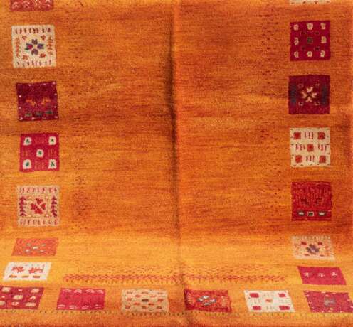 Gabbeh-Teppich, geometrisches Randmuster auf orangenem Grund, etwas fleckig, 230x160 cm - Foto 1