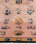 Каталог товаров. Teppich, China Pekan, rosagundig mit Blumenornamenten, gelbrandig, Fransen unterschiedl. lang, 335x245 cm