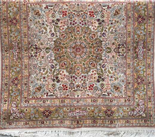 Ghom, Vollseide, floral gemustert auf hellem Grund, 125x125 cm - photo 1