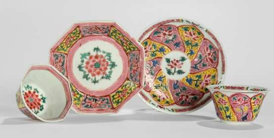 Zwei runde und achteckige Koppchen mit Untertassen mit floralem 'Famille rose'-Dekor - photo 1
