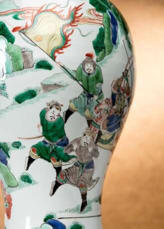 'Famille verte'-Vase aus Porzellan mit Schlachtenszene - Foto 2