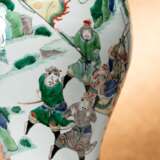 'Famille verte'-Vase aus Porzellan mit Schlachtenszene - фото 2