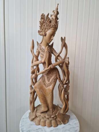 Figure of the Hindu deity Devi Sri Wood & gilded stucco Oriental Art 20th century - Foto 1