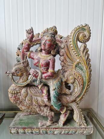 An Indian deity decorated with fine carvings Bois naturel Oriental Art 20th century - photo 2