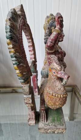 An Indian deity decorated with fine carvings Bois naturel Oriental Art 20th century - photo 3