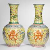 Paar Flaschenvasen mit gelbgrundigem Drachendekor in den Farben der 'Famille rose' - Foto 1