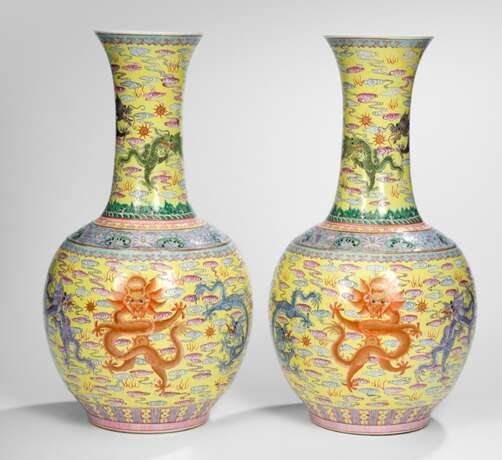 Paar Flaschenvasen mit gelbgrundigem Drachendekor in den Farben der 'Famille rose' - фото 1