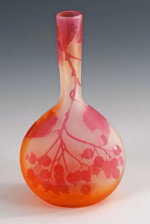 Vase mit Ebereschendekor, GALLÈ. - Foto 1