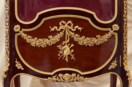 Vitrine en acajou et bronze dor&eacute; de style Sormani. France 19&egrave;me si&egrave;cle. Mahogany and Gilded bronze mercury Late 19th century - Foto 6