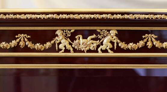 Vitrine en acajou et bronze dor&eacute; de style Sormani. France 19&egrave;me si&egrave;cle. Mahogany and Gilded bronze mercury Late 19th century - Foto 7