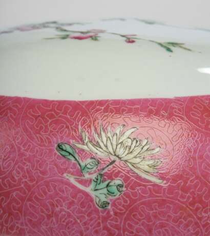 Große Deckeldose aus Porzellan mit 'Famille rose'-Dekor von Blütenzweigen - Foto 3