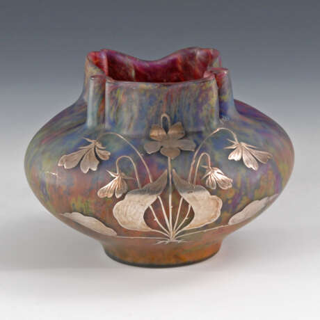 Overlay-Vase mit Veilchendekor. - фото 1