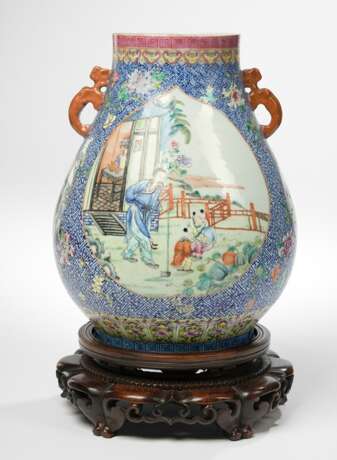 'Hu'-förmige Vase mit Figurendarstellungen in den Farben der 'Famille rose' - Foto 1
