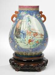 'Hu'-förmige Vase mit Figurendarstellungen in den Farben der 'Famille rose'