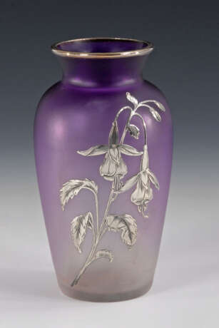 Overlay-Vase mit Fuchsiendekor. - Foto 1
