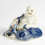 Unterglasurblau dekorierte Porzellanfigur des sitzenden Budai - Foto 1