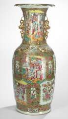 Grosse Kanton-Email-Vase mit vier Chilong in Hochrelief und katzenförmigen Handhaben
