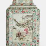 Feine polychrom dekorierte Vase aus Porzellan mit Schlachtenszene - photo 1