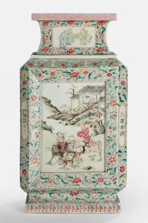 Feine polychrom dekorierte Vase aus Porzellan mit Schlachtenszene - Foto 1