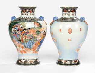 Paar polychrom dekorierte Vasen aus Porzellan mit mythologischer Szene und Siegeln