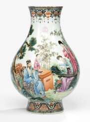 Feine 'Famille rose'-Vase mit Gartenszene einer Musikantin, Qianlong-Siegel und Gedicht