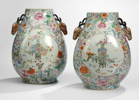Paar 'Hu'-förmige 'Mille Fleur'-Vasen mit Hirschkopf-Handhaben - фото 1