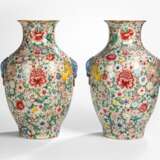 Paar 'Famille rose'-dekorierte 'Mille Fleur'-Vasen - Foto 1
