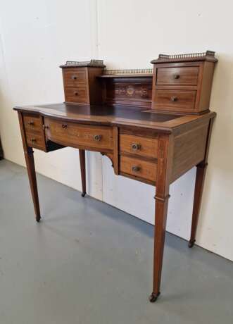 A small beautiful desk with inlays - Foto 2
