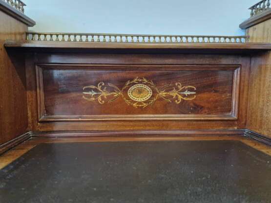 A small beautiful desk with inlays - Foto 5