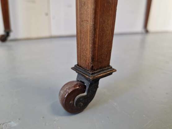 A small beautiful desk with inlays - Foto 7