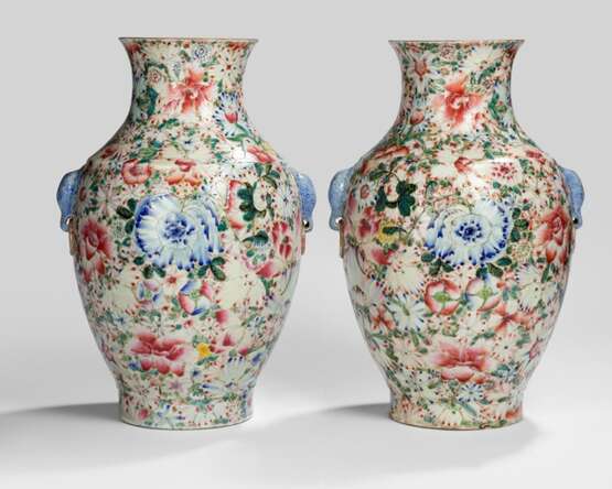 Paar 'Famille rose'-Vasen mit 'Mille Fleur'-Dekor und Elefantenkopf-Handhaben - фото 1