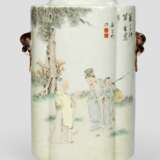 Passig geformte Vase aus Porzellan mit Hühnerdekor und Gelehrten - photo 1