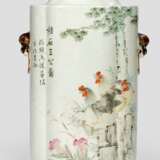 Passig geformte Vase aus Porzellan mit Hühnerdekor und Gelehrten - photo 2