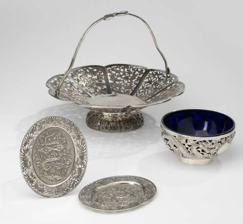 Henkelkorb aus Silber, Drachenschale mit Glaseinsatz und zwei kleine Tabletts - Foto 1