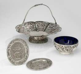 Henkelkorb aus Silber, Drachenschale mit Glaseinsatz und zwei kleine Tabletts