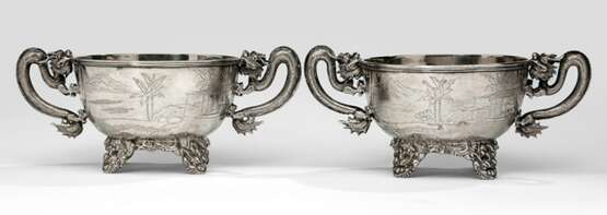 Paar Henkelschalen aus Silber mit Drachen und Landschaftsgravur - фото 1