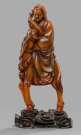 Schnitzerei der Dame Wang Zhaojun aus Büffelhorn auf einem Pferd reitend, Holzstand - Foto 1