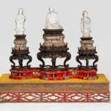 Gruppe von drei Bergkristallfiguren, u.a. Buddha und Guanyin auf einem Holzgestell - Foto 1