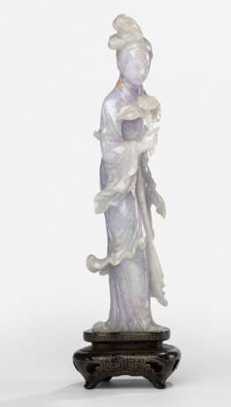 Jadeitschnitzerei einer stehenden Dame mit einem Blütenzweig, Hartholzsockel mit Silber - photo 1