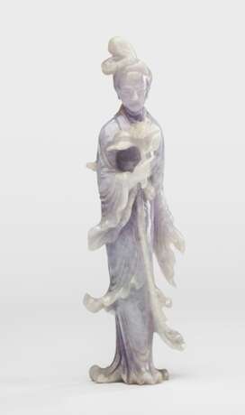 Jadeitschnitzerei einer stehenden Dame mit einem Blütenzweig, Hartholzsockel mit Silber - Foto 2