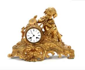 Pendule de chemin&eacute;e en bronze dor&eacute; de style Louis XVI. France 19e si&egrave;cle 