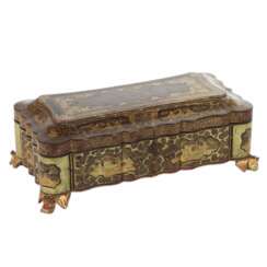Coffret de jeu recouvert de vernis noir et dor&eacute;. Chine, Canton 19&egrave;me si&egrave;cle. 