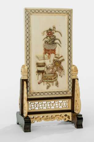 Fein geschnitzter Tischstellschirm aus Elfenbein mit Antiquitätenrelief - photo 1