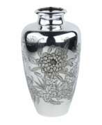 Aperçu. VASE EN ARGENT MITSUMURA &Agrave; D&Eacute;COR DE CHRYSANTH&Egrave;MES. JAPON, XXe SI&Egrave;CLE