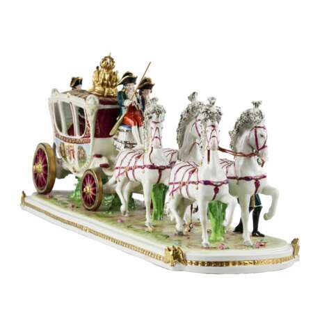 Groupe saxon sculptural en porcelaine Voiture de mariage de Napoleon Bonaparte. Porcelain Hand Painted Gilding 20th century - photo 2